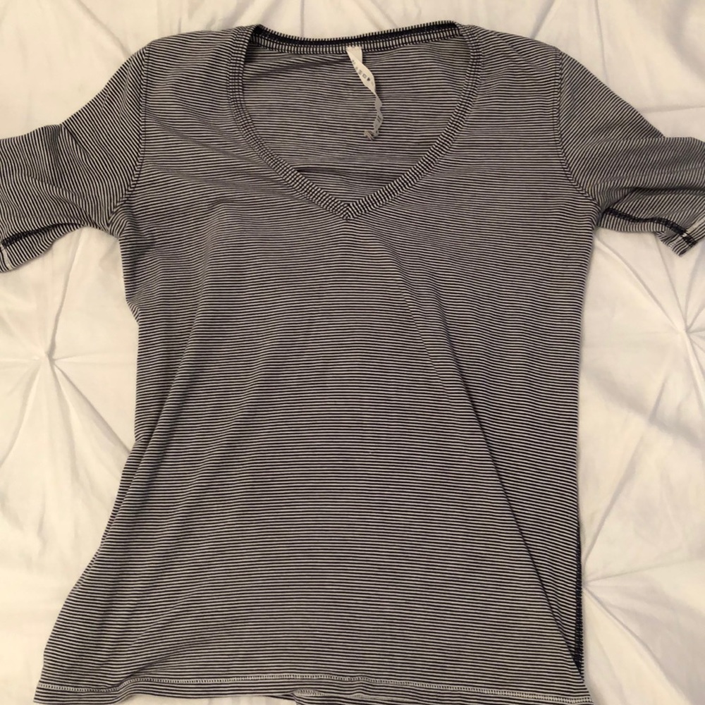 SUPER SOFT LULULEMON T SHIRT!!
